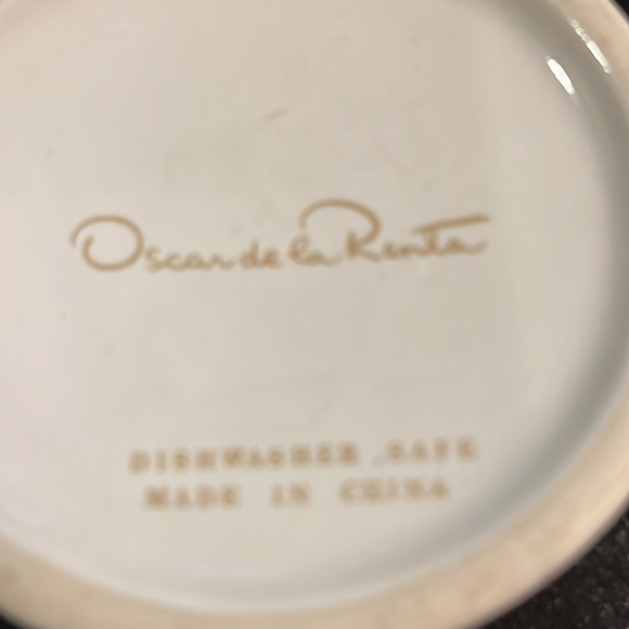 Oscar de la Renta Coffee Mugs. Gold and White designer swirls. Set of 4. - Picture 6 of 9